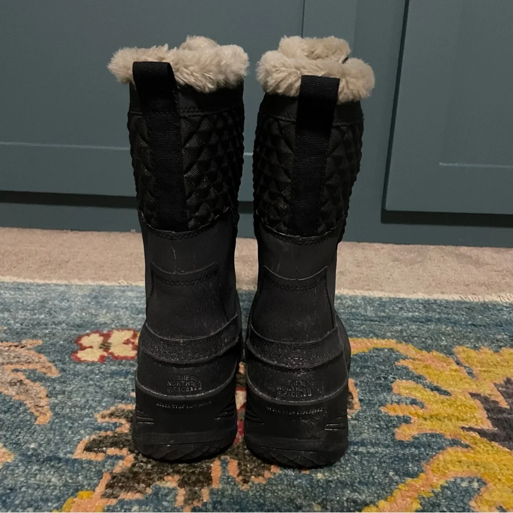 The North Face men’s snow boot. Mens Size 6